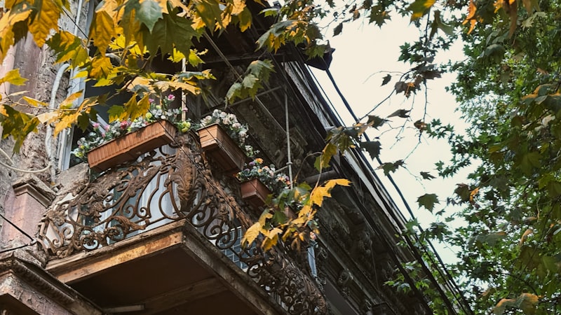 Ornamentaler Balkon in Tiflis &mdash; Reiseziel 2026